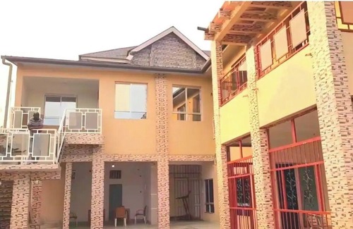 Limete Apartment | Spacious 3-bedroom apartment in superb Limete, Kinshasa with WiFi, AC