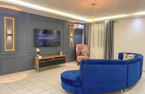Douala House | Spacious 3-bedroom apartment with AC, Super fast Wifi