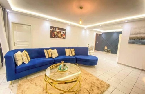 Douala House | Spacious 3-bedroom apartment with AC, Super fast Wifi