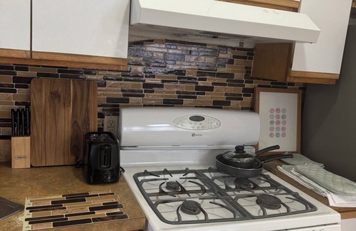 Queens Apartment | Spacious 3-bedroom apartment 5 minutes walk to Air train to JFK airport