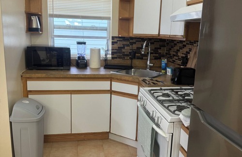Queens Apartment | Spacious 3-bedroom apartment 5 minutes walk to Air train to JFK airport