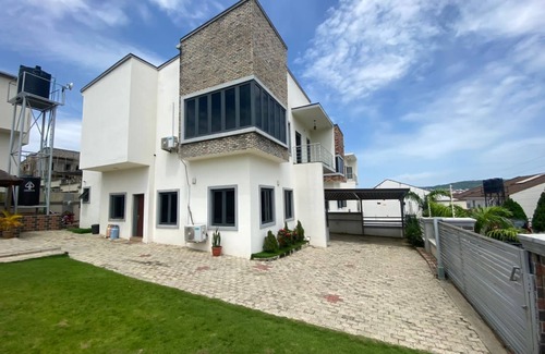 Abuja Apartment | Spacious 3-bedroom apartment with WiFi, AC,Jacuzzi & lots more inbeautiful Abuja