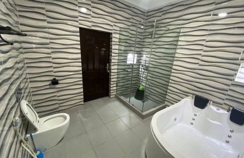 Abuja Apartment | Spacious 3-bedroom apartment with WiFi, AC,Jacuzzi & lots more inbeautiful Abuja