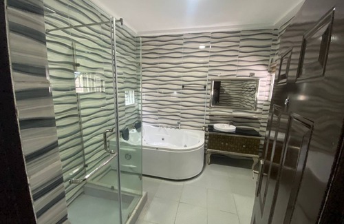 Abuja Apartment | Spacious 3-bedroom apartment with WiFi, AC,Jacuzzi & lots more inbeautiful Abuja