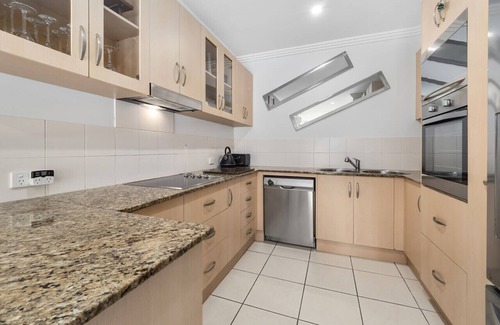 Cairns Central Business District House | Spacious 3 Bedroom Townhouse in Cairns City