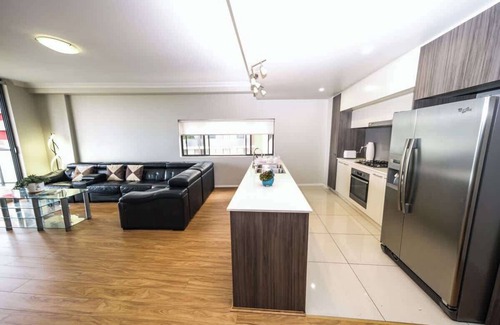 North Rocks Apartment | Spacious 3 bedroom apt lift access near Parramatta