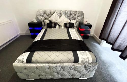 Cowdenbeath Apartment | Spacious 3 Bedroom Entire Apartment Self Check in