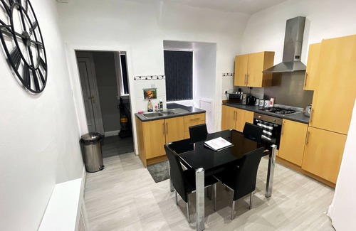 Cowdenbeath Apartment | Spacious 3 Bedrooms Entire Apartment - Self Check in/out - Perfect for 8 Guests