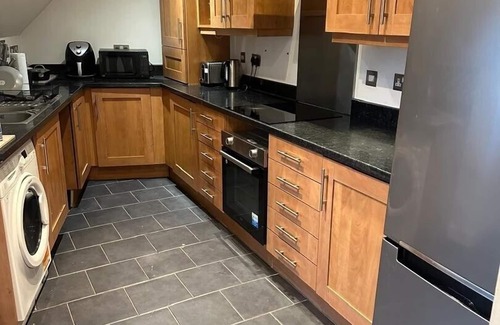 Southampton Apartment | Spacious 3 Bedroom with Parking
