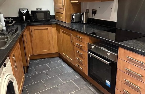 Southampton Apartment | Spacious 3 Bedroom with Parking