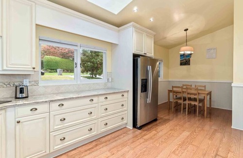 Dunbar House | Spacious 3 bedroom home with free parking