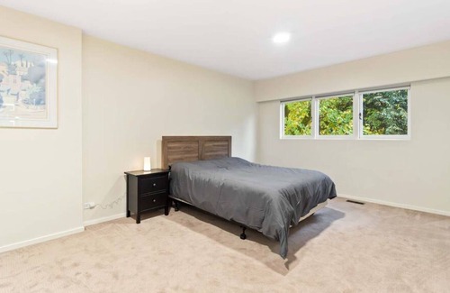 Dunbar House | Spacious 3 bedroom home with free parking