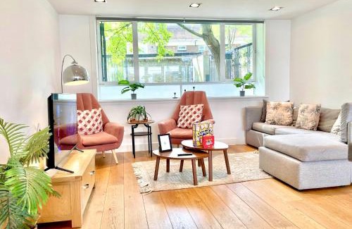 Holloway Apartment | Spacious 3-bedroom Holloway Flat with Patio & WiFi near Islington , Kings Cross , Camden Town