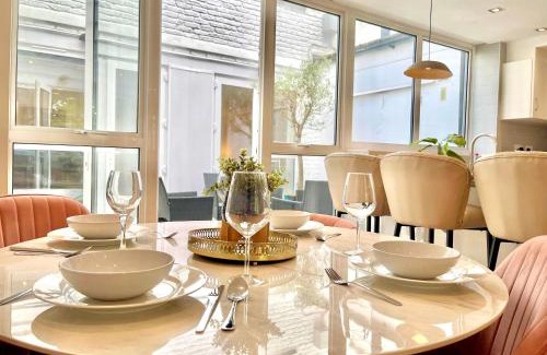 Holloway Apartment | Spacious 3-bedroom Holloway Flat with Patio & WiFi near Islington , Kings Cross , Camden Town