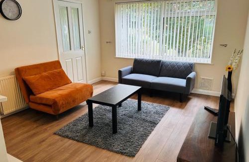 Tea Green Apartment | Spacious 3 Bedroom house in Luton with free on-street parking, Close to Airport and Town Centre