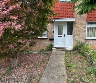 Tea Green Apartment | Spacious 3 Bedroom house in Luton with free on-street parking, Close to Airport and Town Centre