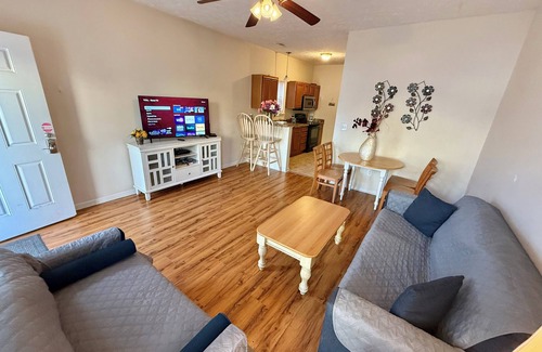 Myrtle Beach Cottage | Spacious 3-bedroom cottage, 2 Blocks To Beach! Free WIFI and Parking in Myrtle