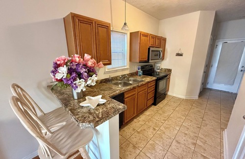 Myrtle Beach Cottage | Spacious 3-bedroom cottage, 2 Blocks To Beach! Free WIFI and Parking in Myrtle