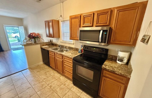 Myrtle Beach Cottage | Spacious 3-bedroom cottage, 2 Blocks To Beach! Free WIFI and Parking in Myrtle
