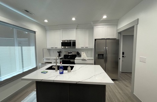 Murray House | Spacious 3 Bedrooms with 2 King Beds and 2 Bathrooms