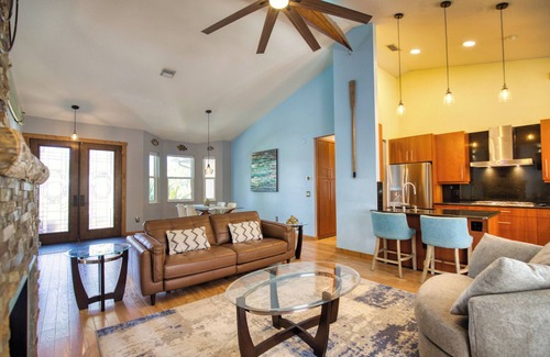 Laurel House | Spacious 3 Br Home w/Pool- 1 mile walk to beach