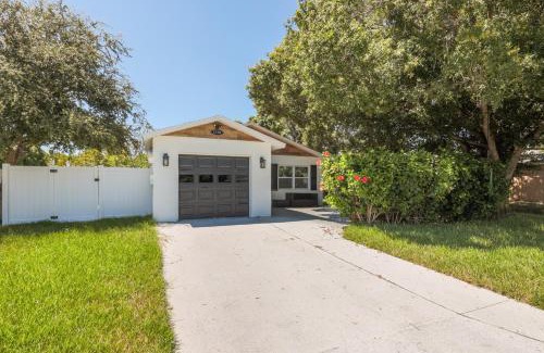 Largo House | Spacious 3-BR Home with Patio, Firepit & BBQ!