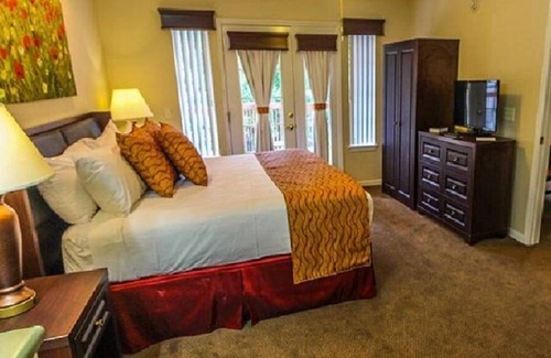 Branson Resort | Spacious 3 BR Penthouse adjacent Thousand Hills Golf near Theater Strip (center)