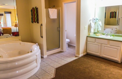 Branson Resort | Spacious 3 BR Penthouse adjacent Thousand Hills Golf near Theater Strip (center)