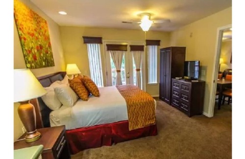 Branson Resort | Spacious 3 BR Suite adjacent Thousand Hills Golf near Theater Strip (center)