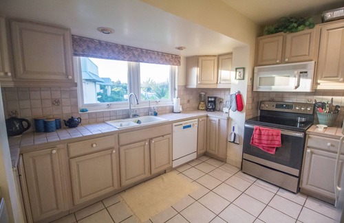 Lucaya Condo | Spacious 3-BR Waterfront Condo w/Dock & Pool, Walk to Beaches, Bars & Shopping!