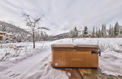 Sun Peaks Condo | Spacious 3 Level Condo Close to Village | Access to Ski-Out Trail | Private Hot Tub | Fireplace