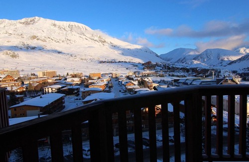 Jeux Apartment | Spacious 3-Room Apartment for 6 with Balcony and Parking - Near Slopes and Shops, Alpe d'Huez