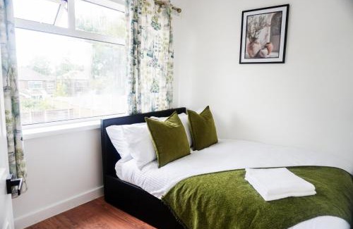 Clayton House | Spacious 3BD Home, For Family and Groups, Nr Coop Live & Etihad, Free Parking