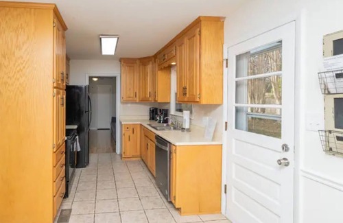 Huntsville House | Spacious 3bd with king, 2 living areas and fenced yard
