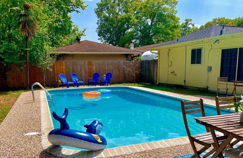 Beaumont House | Spacious 3bed 2 bath with 3 King Beds. Pool/Game room. Centrally located