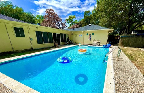 Beaumont House | Spacious 3bed 2 bath with 3 King Beds. Pool/Game room. Centrally located