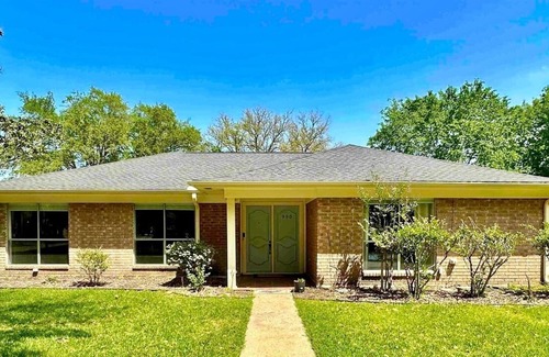 Beaumont House | Spacious 3bed 2 bath with 3 King Beds. Pool/Game room. Centrally located