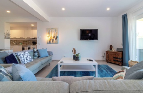 Estombar Apartment | Spacious 3bedroom Garden Apartment breathtaking views & easy access to amenities