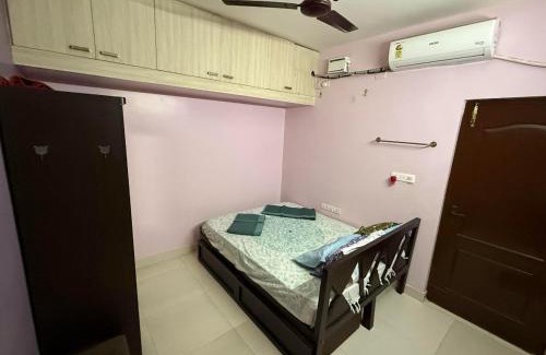Palani Apartment | Spacious 3BHK Mountain View -walk to palani temple