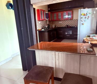 Palani Apartment | Spacious 3BHK Mountain View -walk to palani temple