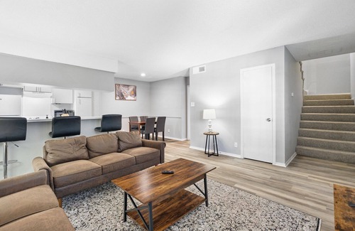 North University Apartment | Spacious 3BR/2BA next to UT 3069