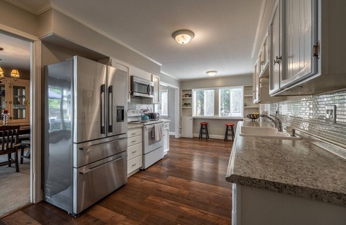 Wenatchee House | Spacious 3BR,8 guest, pool/2BA/Hot tub, SKI-SUN