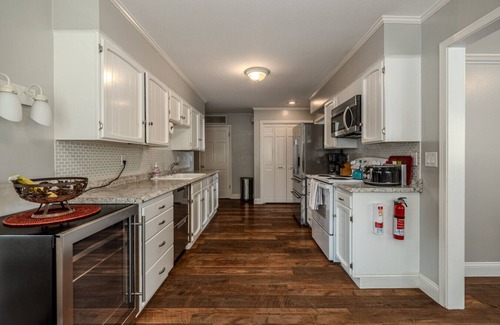 Wenatchee House | Spacious 3BR,8 guest, pool/2BA/Hot tub, SKI-SUN