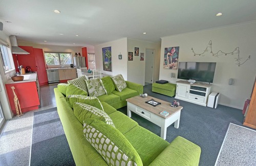 Whangamata House | Spacious 3BR Beach House Near the Park