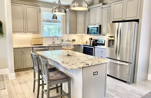 Old Town House | Spacious 3BR Getaway - Walkable to Downtown + Close to FSU & FAMU