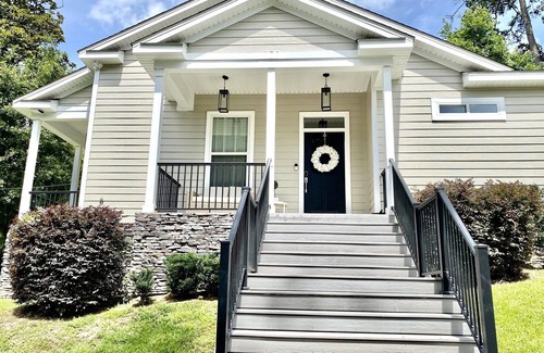 Old Town House | Spacious 3BR Getaway - Walkable to Downtown + Close to FSU & FAMU