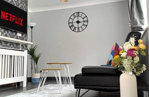 Luton Apartment | Spacious 3BR Home w. Garden & Parking | Sleeps 7 | Near Luton Airport
