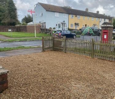 Kennington House | Spacious 3BR Home with Large Garden - Ashford, Kent