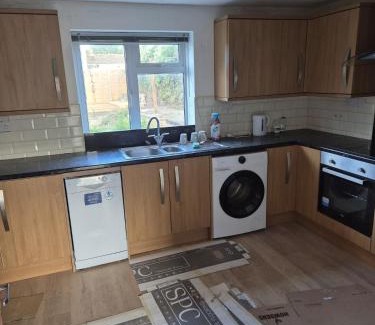 Kennington House | Spacious 3BR Home with Large Garden - Ashford, Kent