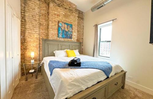 Near South Side Apartment | Spacious 3BR in South Loop 420 Friendly Near McCormick Place, Soldier Field and Lake Front